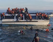 Refugiats sirians i iraquians intentant desembarcar a Lesbos (Grècia) - Wikimedia Commons