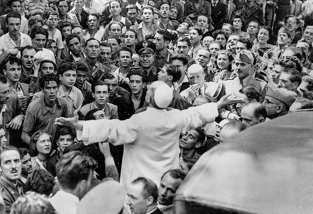 Pius XII a Piazza San Giovanni després del bombardeig de Roma el 13 d’agost del 1943. - Wikimedia Commons