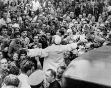 Pius XII a Piazza San Giovanni després del bombardeig de Roma el 13 d’agost del 1943. - Wikimedia Commons