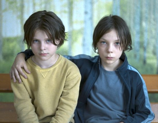 Un pequeño mundo (Un monde, 2021) dirigida per Laura Wandel