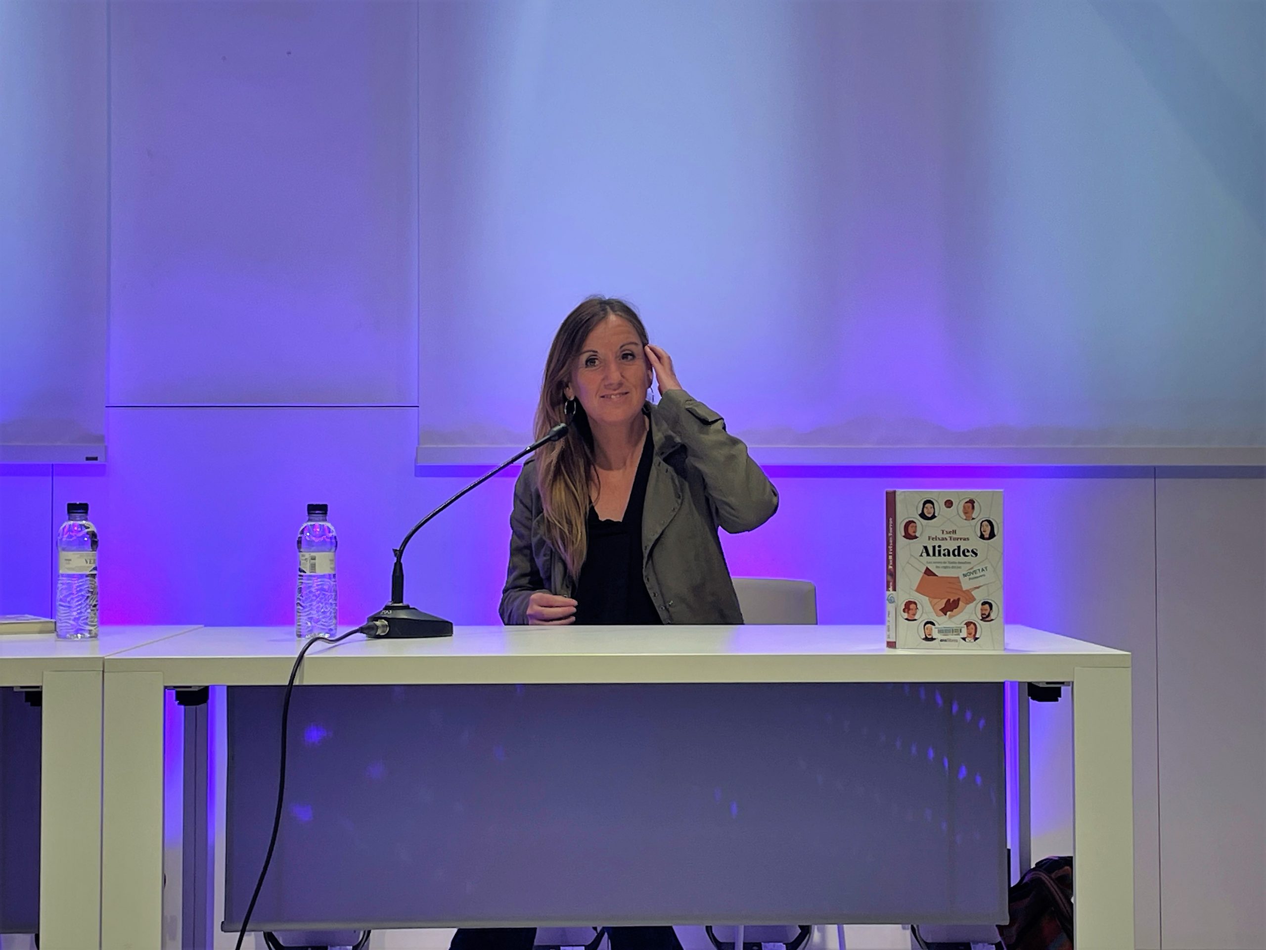 Txell Feixas durant una presentació del llibre 'Aliades' | Maria Rosa Ferré (Twitter)