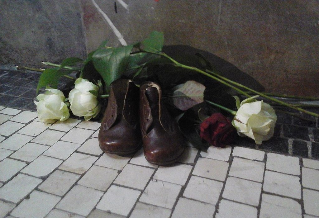 Roses i sabates sota el bust de Sophie Scholl