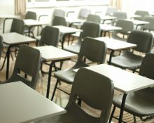 Aula de secundària amb les taules separades