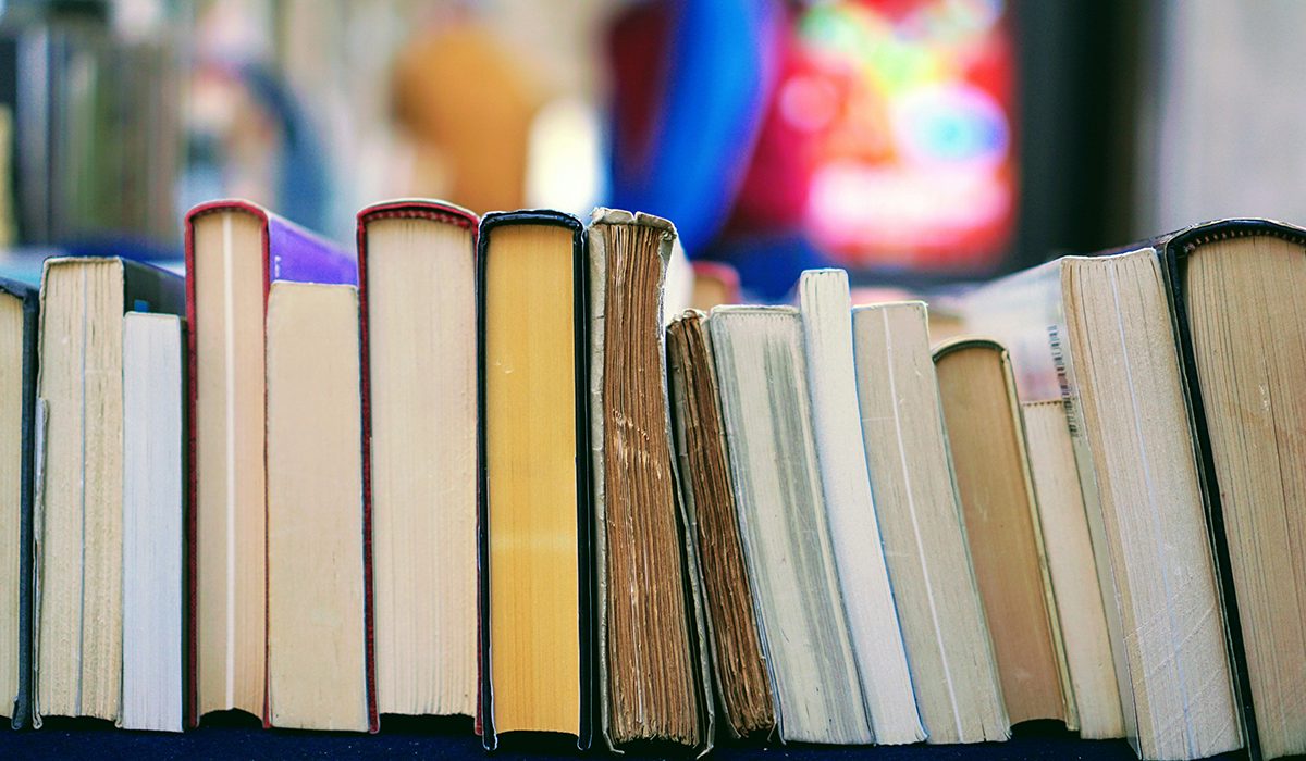 Prestatge amb llibres