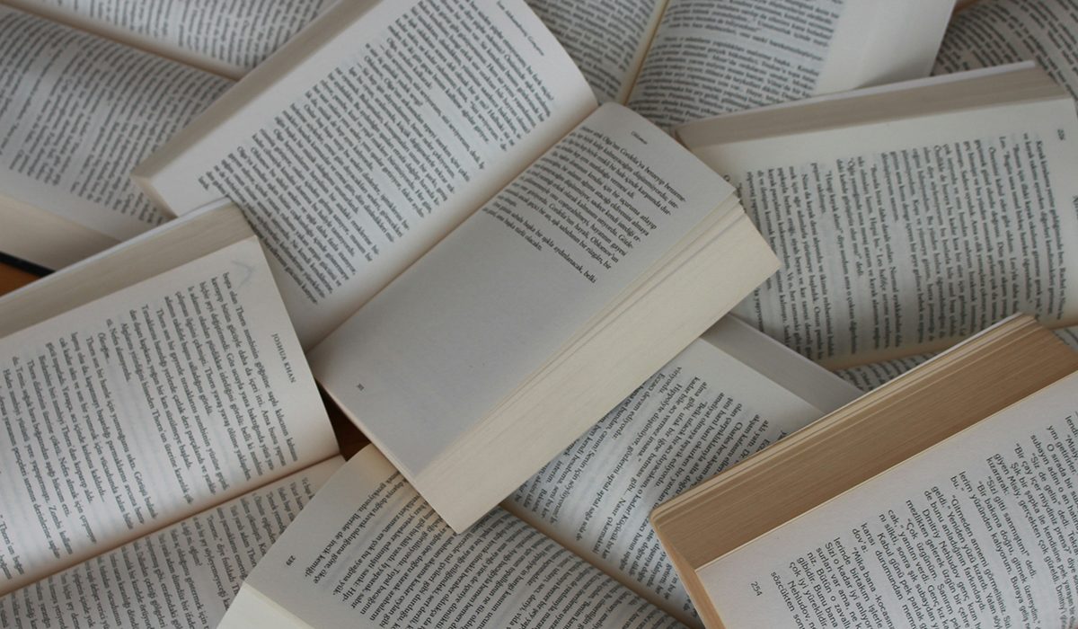 Una pila de llibres oberts, uns damunt dels altres