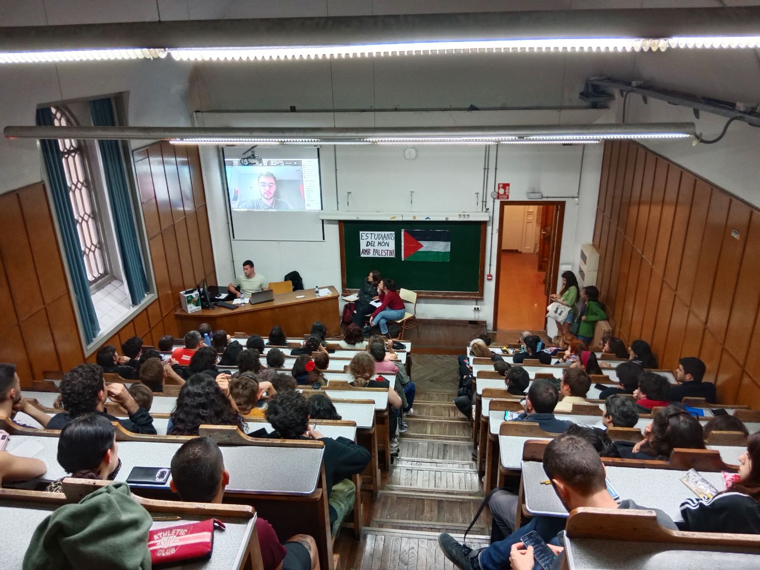 Estudiants de la UB durant la videoconferència amb estudiants de diferents punts d’Europa i dels Estats Units | © Foc Nou