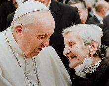Francesc saluda una anciana en una catequesi sobre la vellesa l'any 2022