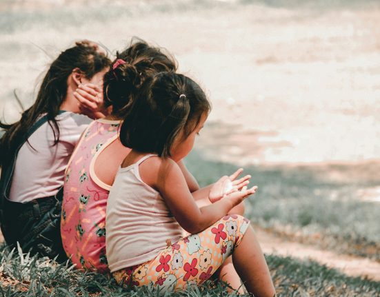 Tres nenes en un prat