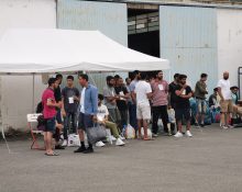Els supervivents esperen per a ser traslladats de Kalamata al Centre de recepció i identificació de Malakasa al nord d'Atenes