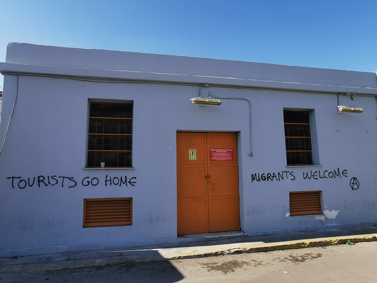 Pintades en un edifici del port del Pireu, a Atenes
