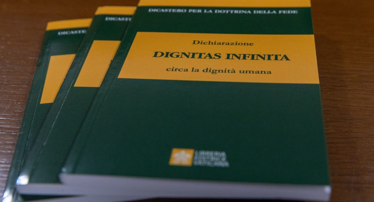 Pila d'exemplars de la declaració del Dicasteri, “Dignitas infinita”