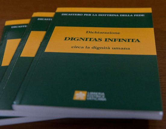 Pila d'exemplars de la declaració del Dicasteri, “Dignitas infinita”