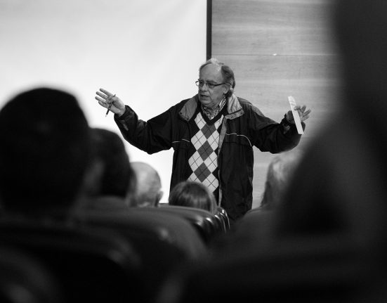 Esteban Velázquez donant una conferència