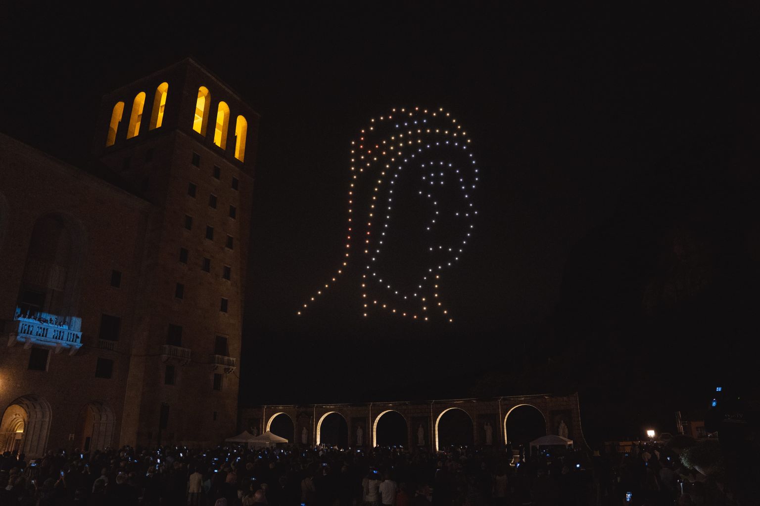La Mare de Déu de Montserrat representada al cel amb un espectacle de drons