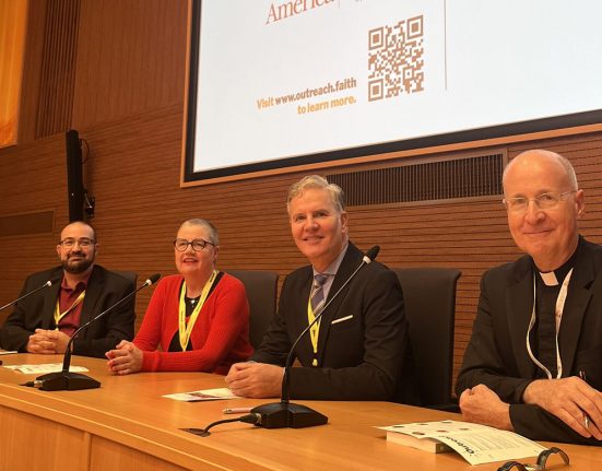 D'esquerra a dreta: Christopher Vella, Janet Obeney-Williams, Juan Carlos Cruz, i James Martin, S.J.
