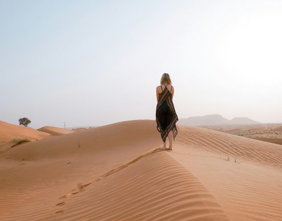 Imatge de la dona al desert