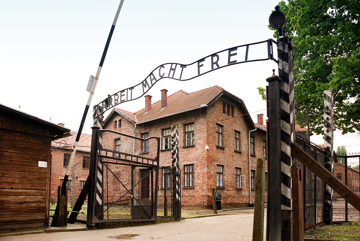 Entrada al camp de concentració d'Auschwitz | @ Wikimedia Commons
