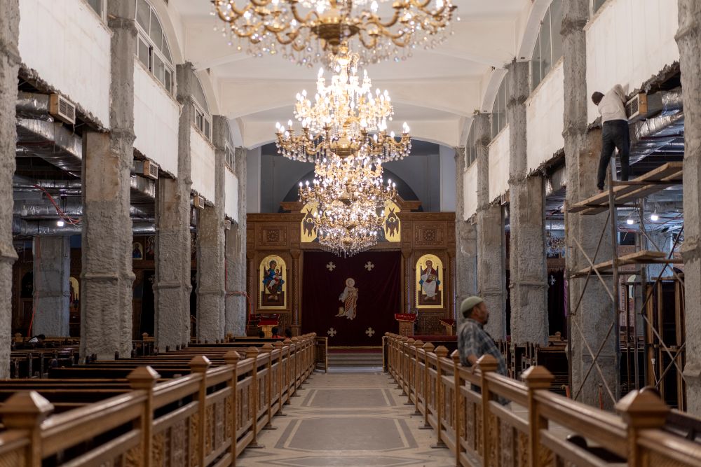 Obres de remodelació d'una església copta al centre de Luxor