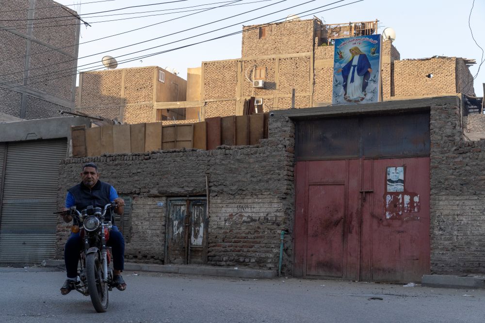 Carrers del barri cristià de Luxor, amb la Mare de Déu de fons