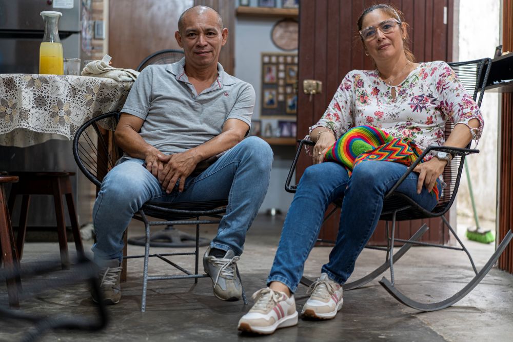 Héctor i Cecy, a l'interior de la casa familiar d'ella