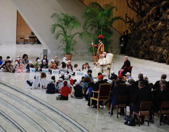 El Papa Francesc acompanyat de nens al Vaticà