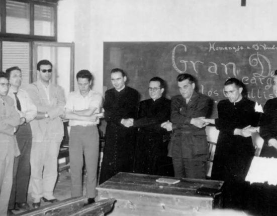 Guillermo Rovirosa resant amb altres membres de l'HOAC