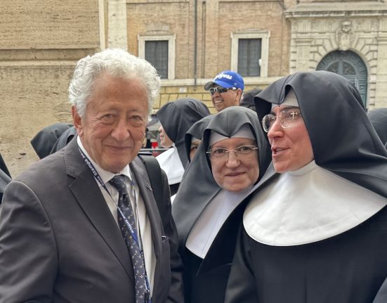 Antonio Pelayo i Sor Carmen Villar a la sortida de la basílica de Sant Pere