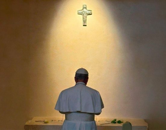 El papa Lleó XIV pregant a la tomba de Francesc