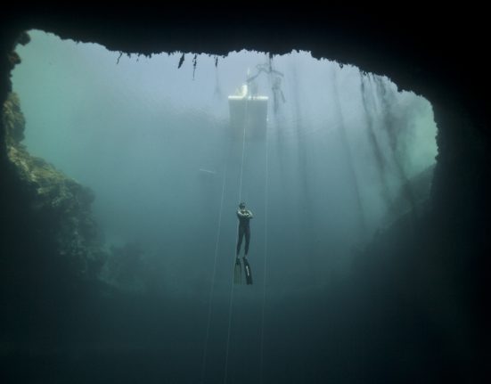 La revista se submergeix en l'abisme per intentar salvar-lo