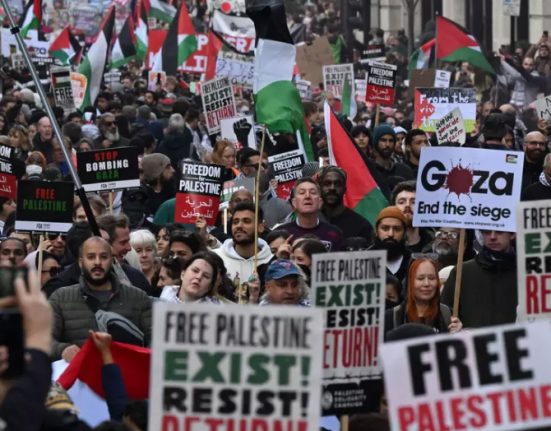 Centenars de persones protestant a Londres, el 2023, per la pau a Palestina