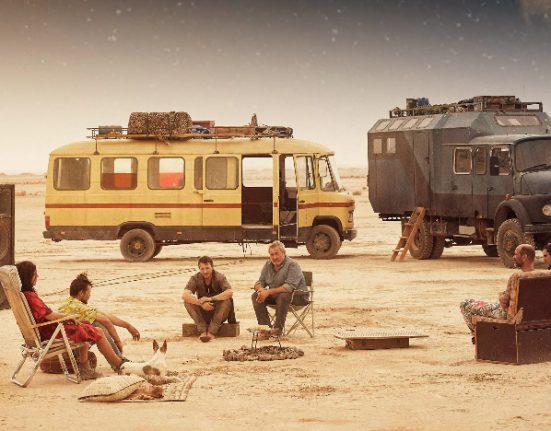 El film és una recerca desesperada enmig del desert marroquí on el dolor, la música electrònica i la pèrdua es fusionen