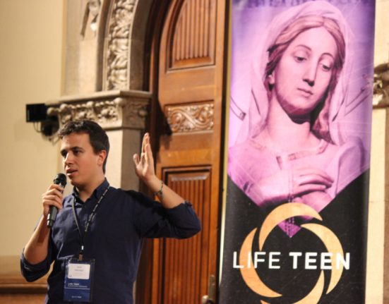 Un jove comparteix el seu missatge i la seva passió amb tots els assistents a la trobada LifeTeen