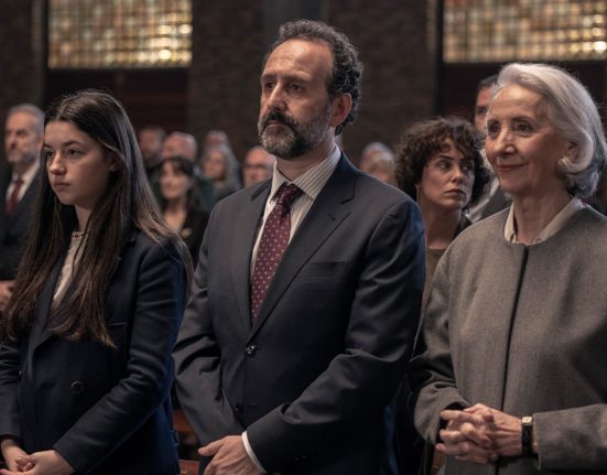 Ainara, una adolescent a punt de fer divuit anys, anuncia la seva decisió inesperada: entrar en un convent de clausura