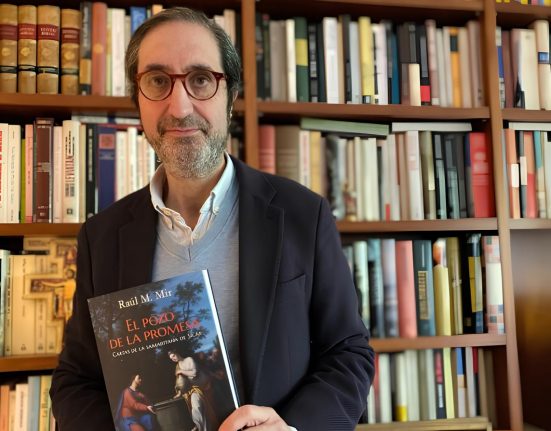 Raúl M. Mir amb el seu llibre «El pozo de la promesa» a les mans