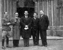 Lorca, davant de l'església de Santa María del Azogue (Betanzos, Galícia) l’any: 1932