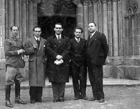 Lorca, davant de l'església de Santa María del Azogue (Betanzos, Galícia) l’any: 1932