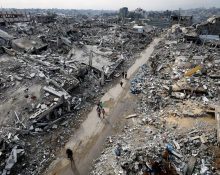 Palestins caminant entre runes a Jabalia, a la franja de Gaza